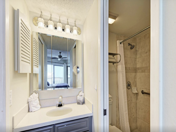 Holmes Beach Stunning Vacation Condo